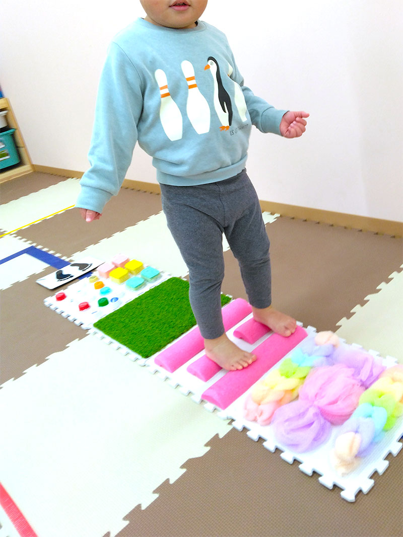 子供がセンサリーマットの上で運動している様子