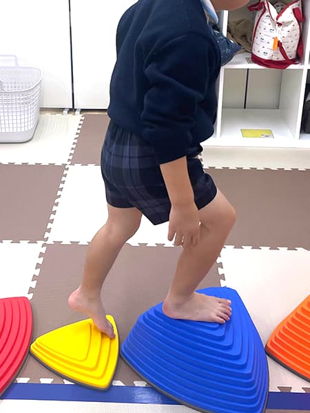 子供が飛び石運動をしている様子